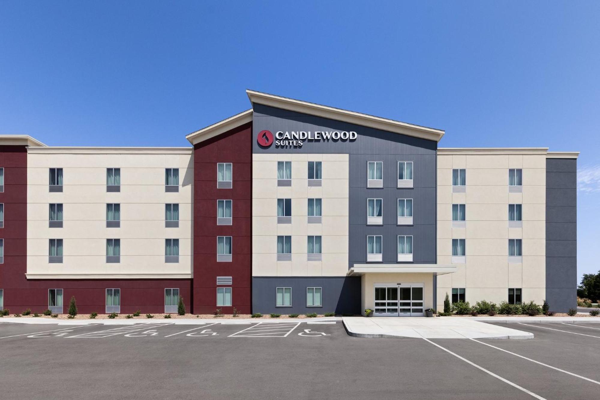 Candlewood Suites Mcpherson, An Ihg Hotel Exterior photo